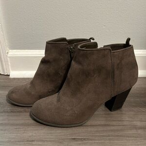 Size 8 Gap Fall Booties
